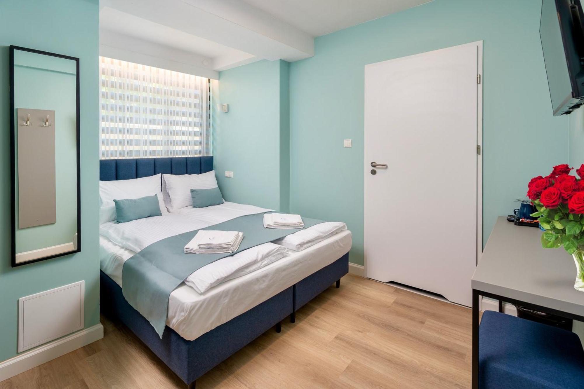Jess Inn Hostel Rondo Charles De Gaulle Варшава Екстер'єр фото